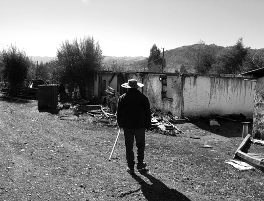 Don Tullio a El Cobre che guarda la sua casa da poco bruciata.