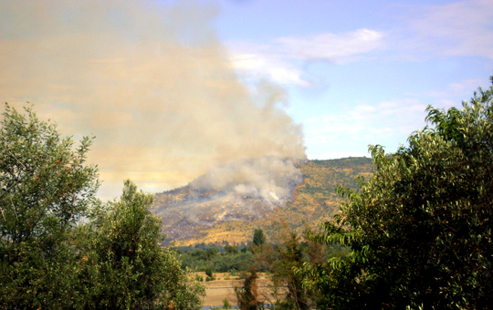 Colle in fiamme lungo il Mataquito.