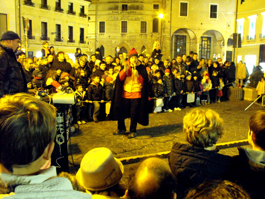 Ancora in piazza, per una volta.